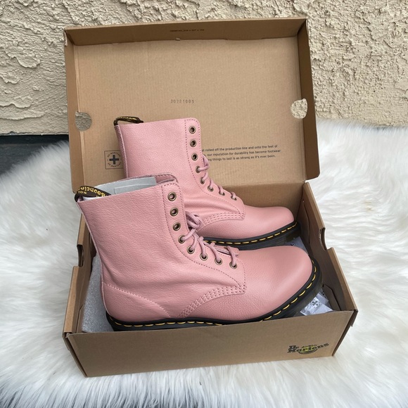 Dr. Martens Shoes - 💥 Rare Dr Martens peach/beige boots